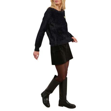 Pull noir avec coeur doré brodé avec une coupe droite et un col rond - Image 3