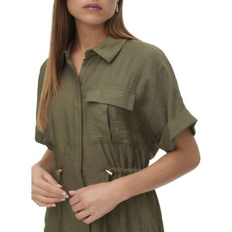 Blouse verte pourvue d'un col à revers et de manches courtes