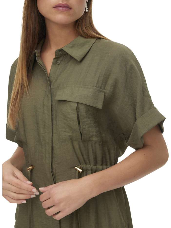 Blouse verte pourvue d'un...