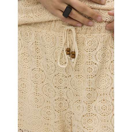 Pantalon beige en guipure coupe ample pourvu d'une taille élastiquée - Image 4