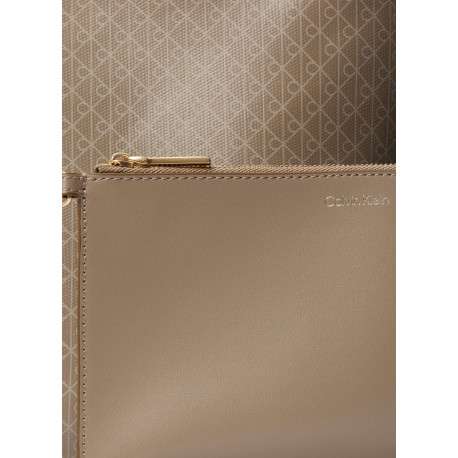 Sac porté épaule taupe muni d'une anse ajustable avec des motifs monogrammes - Image 3