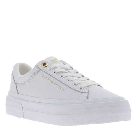 Tennis blanches à talon plat et à lacets avec un revêtement texturé - Image 3