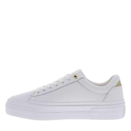 Tennis blanches à talon plat et à lacets avec un revêtement texturé