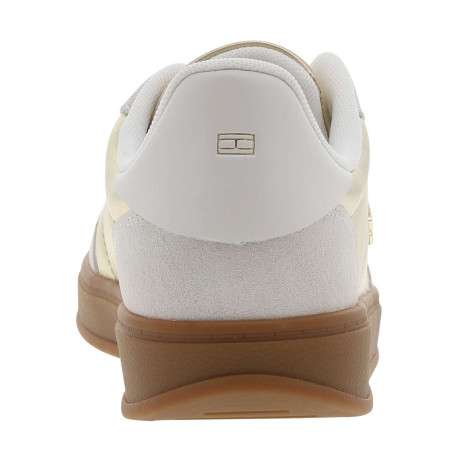 Tennis en cuir or à talon plat avec des lacets et logo en pièce métallique - Image 6