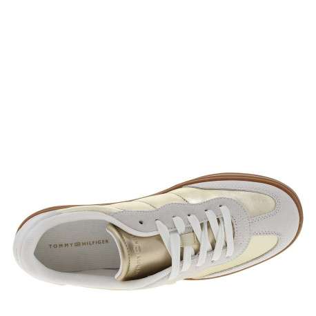 Tennis en cuir or à talon plat avec des lacets et logo en pièce métallique - Image 4
