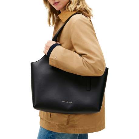 Sac porté épaule noir pourvu du nom de la marque doré embossé - Image 5