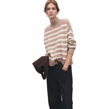 Pull beige à rayures blanches avec une coupe droite et un col montant - Image 2