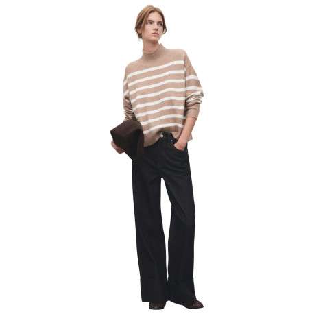 Pull beige à rayures blanches avec une coupe droite et un col montant - Image 4