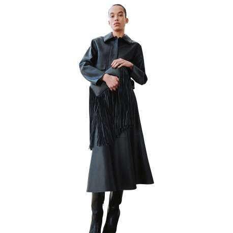Jupe midi noire uni en simili-cuir avec une coupe évasée et fermeture zippée - Image 2