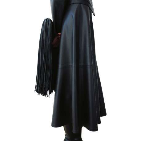 Jupe midi noire uni en simili-cuir avec une coupe évasée et fermeture zippée - Image 6