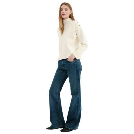 Pull écru uni en maille fine avec une coupe droite et un col montant - Image 2