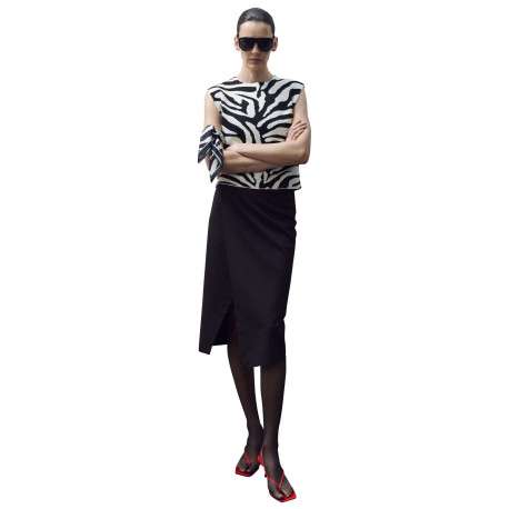 Foulard noir et blanc satiné à motif animalier imprimé all-over - Image 4