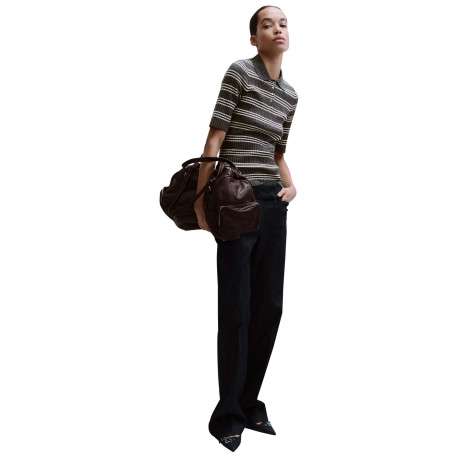 Pull gris à rayures blanches avec une coupe ajustée et un col polo - Image 2
