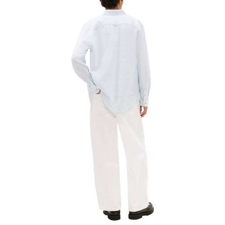 Chemise en lin et coton bleu clair unie avec une coupe droite et un col à revers - Image 3
