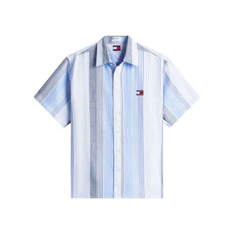 Chemise en coton bleu clair à rayures avec une coupe droite et un col à revers