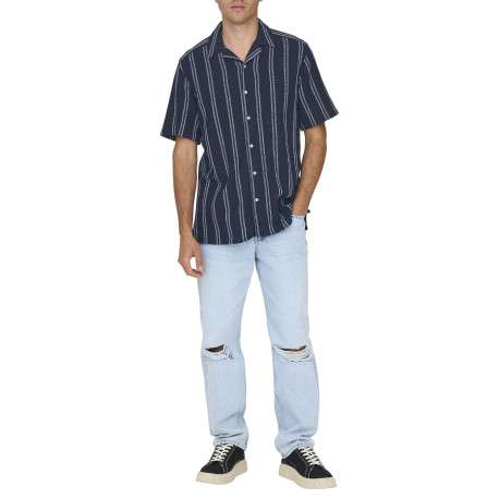 Chemise marine à rayures avec une coupe droite et un col à revers