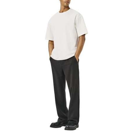 T-shirt blanc uni avec une coupe droite et des manches courtes