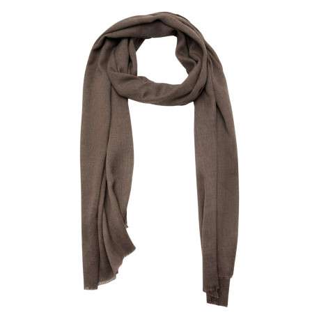 Foulard taupe uni en maille fine avec des bords effilochés
