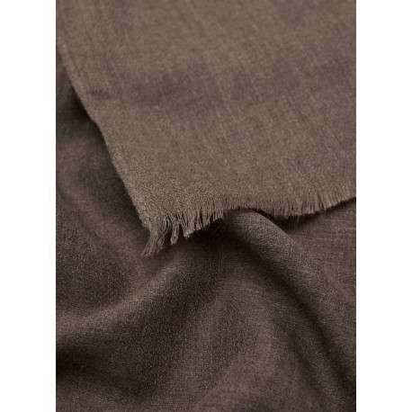 Foulard taupe uni en maille fine avec des bords effilochés - Image 3