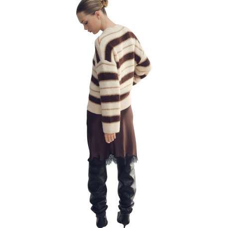 Pull écru à rayures marron avec une coupe droite et un col rond - Image 3