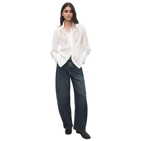 Chemisier blanc uni avec une coupe droite et un motif floral ajouré - Image 2