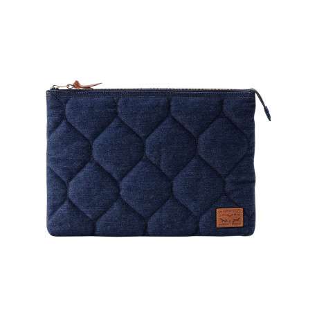 Trousse en coton marine pourvu d'un patch embossé au nom de la marque