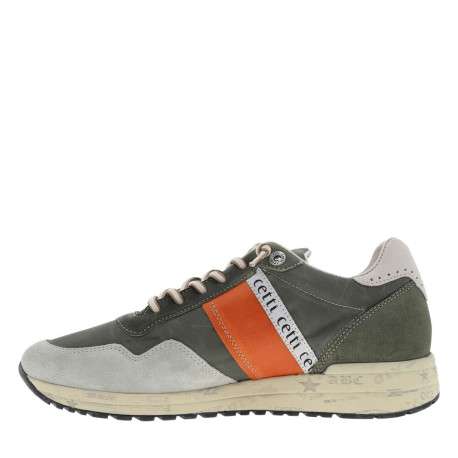 Baskets running en cuir kaki avec des motifs sur la semelle et des lacets ronds