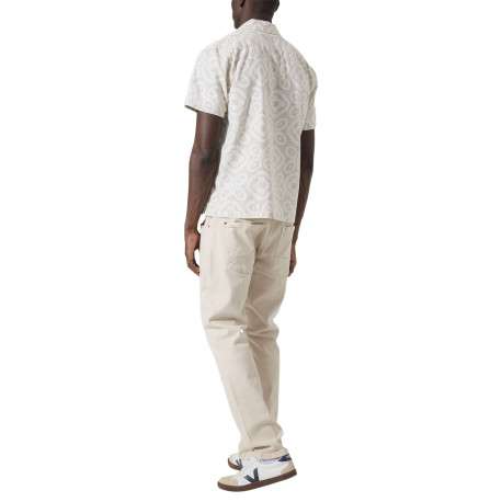 Chemise en coton beige à motifs abstraits imprimés avec une coupe droite - Image 4