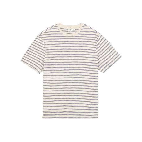 T-shirt en coton écru à rayures bleues avec une coupe droite et un col rond