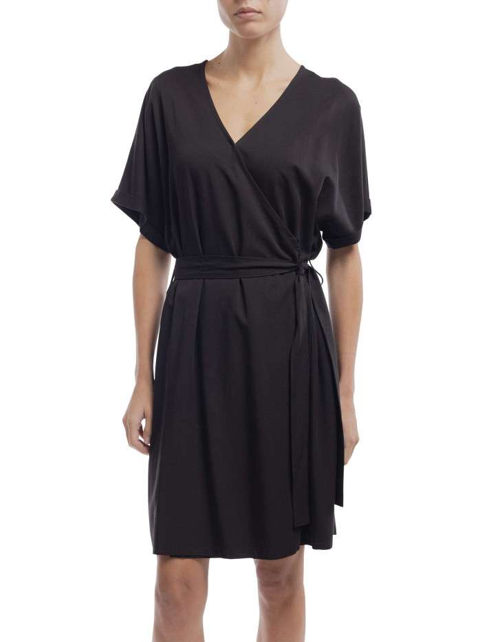 Robe longue noire à coupe...