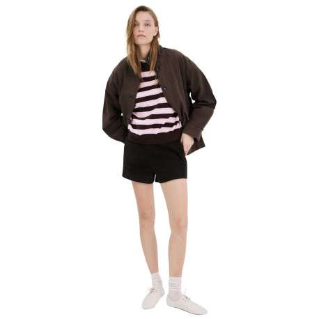 Pull marron à rayures roses avec une coupe droite et un col rond - Image 3