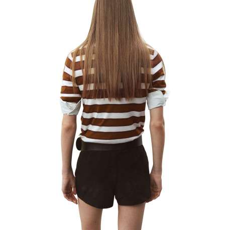 Pull chocolat à rayures blanches avec une coupe droite et un col rond - Image 4