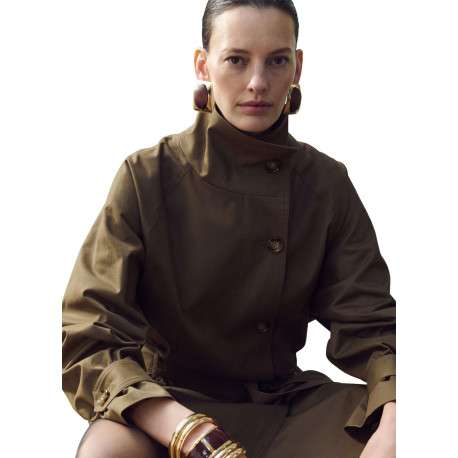 Trench coat long en coton chocolat uni avec une coupe ample et un col montant - Image 6