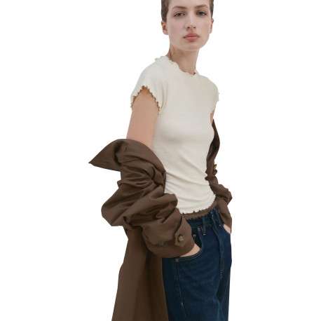 T-shirt beige uni avec une coupe ajustée et un col rond plissé - Image 3