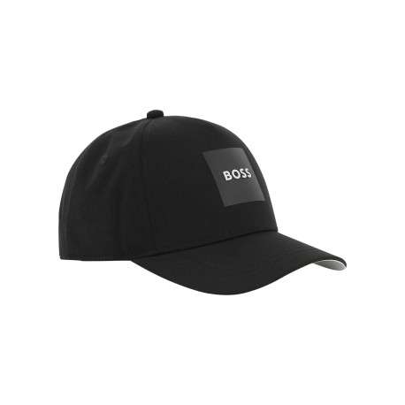 Casquette noire unie pourvue du patch de la marque à l'avant
