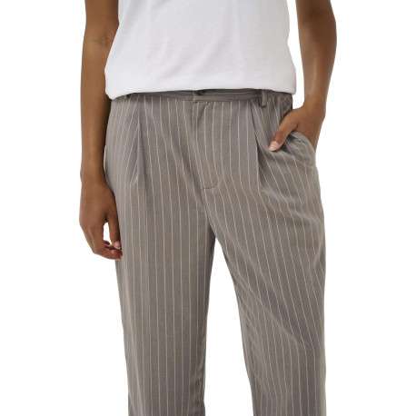 Pantalon chino gris à rayures pourvu d'un bouton à la taille - Image 7