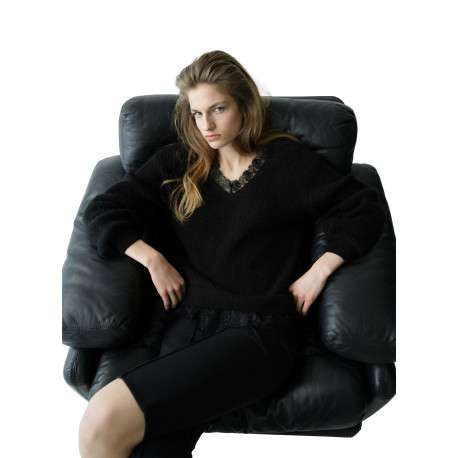 Pull noir uni avec uen coupe droite et des manches longues - Image 6