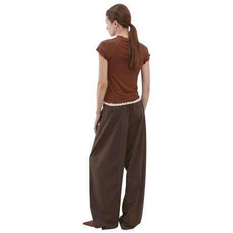 T-shirt chocolat uni avec une coupe ajustée et des manches courtes - Image 4