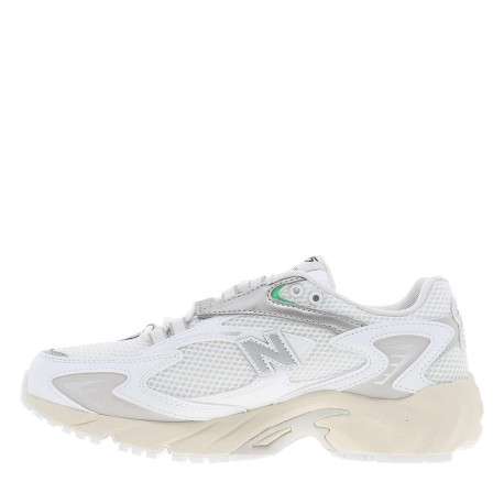 Baskets multisport blanches à talon plat en mesh sur le pourtour