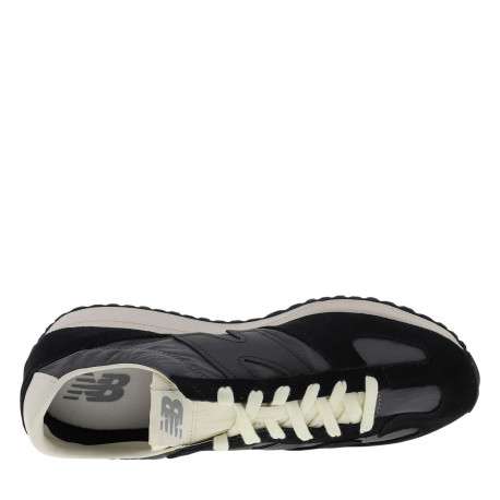 Baskets grises à talon plat avec un logo de la marque brodé sur le côté - Image 4