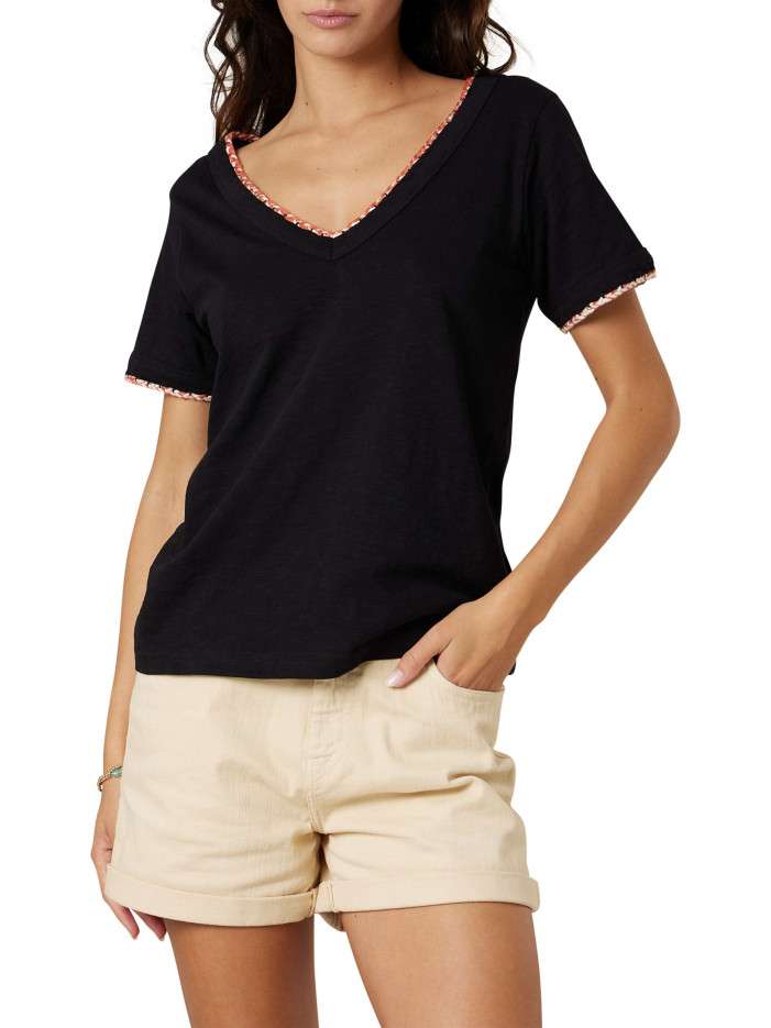T-shirt noir uni pourvu de...