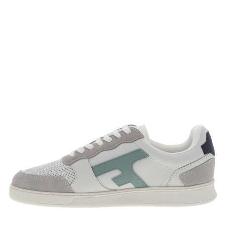 Tennis en cuir multicolores avec un talon plat et un logo embossé au talon