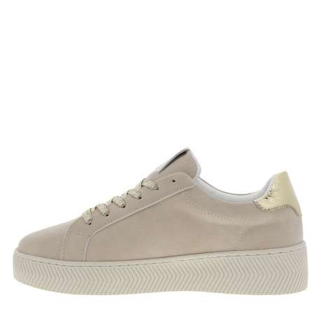 Tennis beiges à talon plat avec des lacets plats dorés et un logo blanc brodé