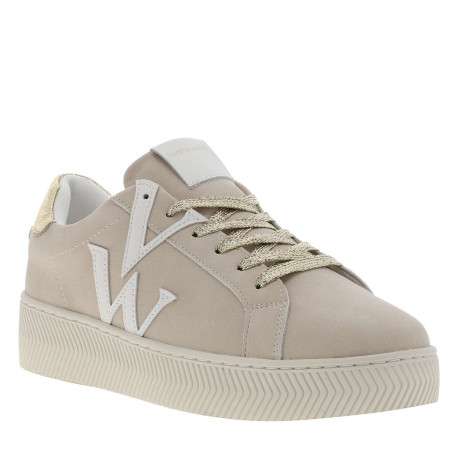 Tennis beiges à talon plat avec des lacets plats dorés et un logo blanc brodé - Image 3