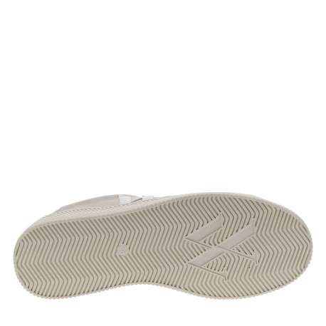 Tennis beiges à talon plat avec des lacets plats dorés et un logo blanc brodé - Image 5