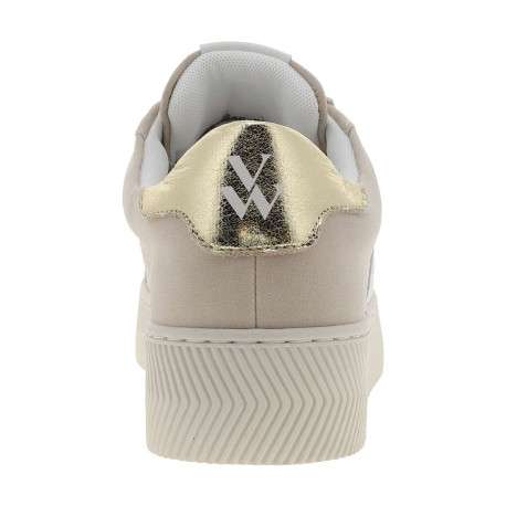 Tennis beiges à talon plat avec des lacets plats dorés et un logo blanc brodé - Image 6
