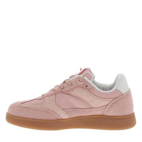 Tennis roses à talon plat avec des lacets ronds et un patch sur la languette