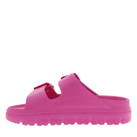 Mules fuchsia à talon plat avec des boucles à ardillon ton sur ton