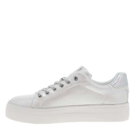Tennis argent à talon compensé avec des lacets ronds pailletés