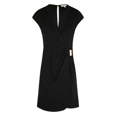 Robe courte noire unie avec une coupe ajustée et des manches courtes
